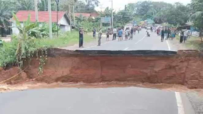 Foto: National Road, Bugo Regency, Zambi-Padang fue cortado debido a una inundación repentina   