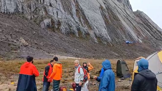 Rombongan Pendaki Di Puncak Carstensz Papua