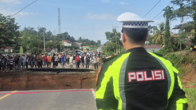 El Zambi-Padang de Jalan Sumat se rompe debido a los deslizamientos de tierra