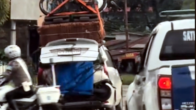 Mobil Avanza bermuatan lebih dicegat polisi