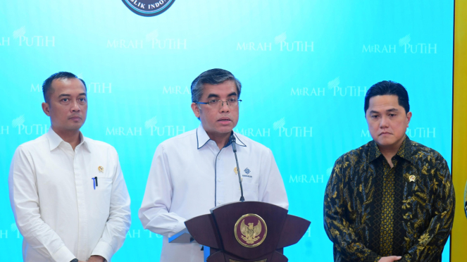 Ministro de mano de obra, Yasirley (Centro) en una conferencia de prensa en el complejo Presidency Palace en el centro de Yakarta, el lunes 3 de marzo de 2025.