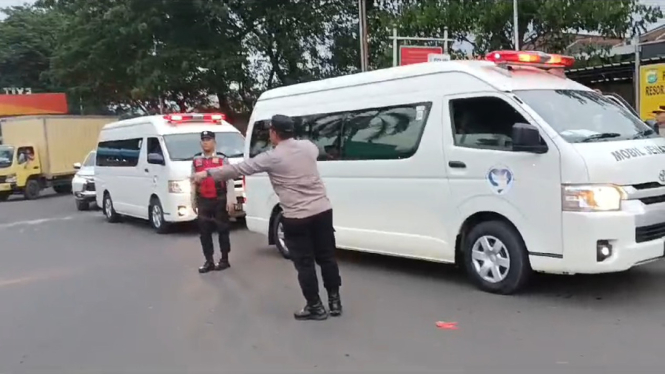 Polres Bandara Soetta Mengawal Perjalanan Dua Jenazah Pendaki Carstensz ke Rumah Duka
