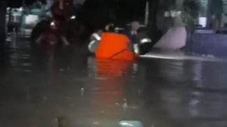 Depok Dikepung Banjir Jelang Sahur, Ketinggian Capai 1,5 Meter