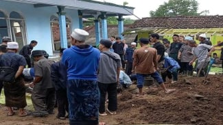 Makam Kiai di Tasikmalaya Dipindah Akibat Pergerakan Tanah, Jasad Utuh Setelah 13 Tahun Dikubur