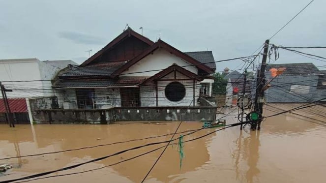 Di jatiaih, banjir air, berhenti selatan tenggelam di rumah