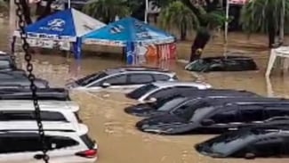 Banjir Rendam Grand Galaxy City Bekasi, Sejumlah Mobil Terendam