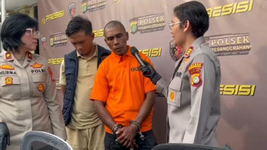 Pelaku MS yang diduga pelaku eksibisionisme saat konferensi pers di Polsek Pesanggrahan
