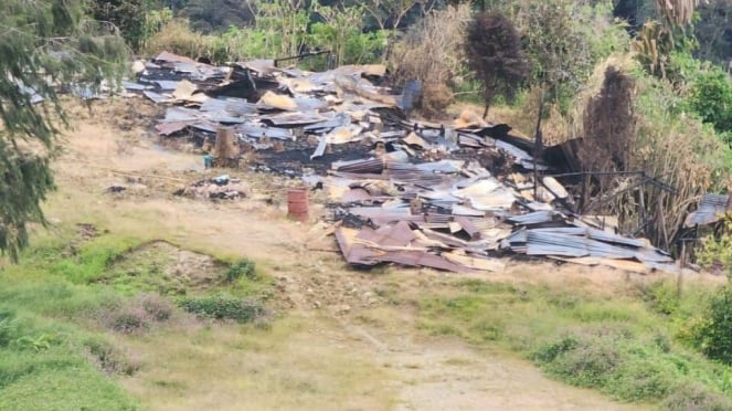 Tampak Rumah Warak Yang Terbakar Dan DiruSak Di Pegunungan Bintang Papua