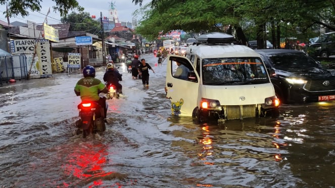 Akses Jalan Raden Fatah Ciledug, Tangerang terendam banjir dengan kisaran 50 sentimeter akibat luapan Kali Angke