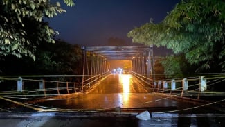 Jembatan Loji Penghubung Bogor-Karawang Amblas