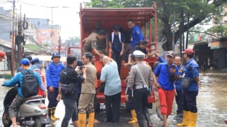 Meski Diterjang Banjir, Warga Tangerang Pilih Bertahan di Rumah