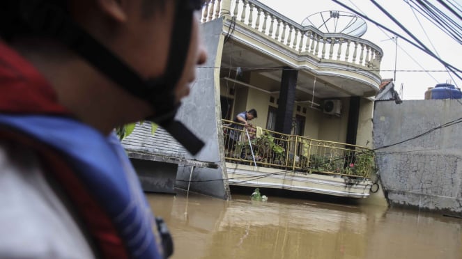 Evacuación de las personas influenciadas por las inundaciones en el distrito de Yakarta