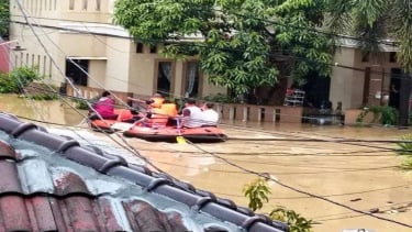 Mengevakuasi korban banjir di lattier tengkehan