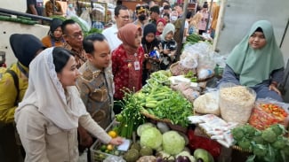 Sidak ke Pasar Gede Solo, Wamendag Temukan Harga Bawang Putih dan Merah di Atas HET