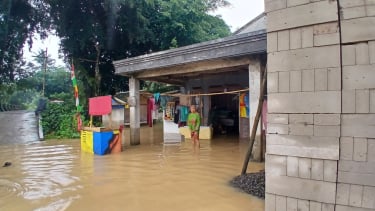 Rumah warga yang terendam banjir di Cirarab, Tangerang