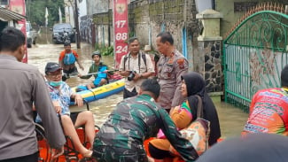 Korban Banjir 1,5 Meter di Depok yang Mau Cuci Darah Dievakusi TNI-Polri