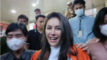 Nikita Mirzani Tersenyum Pakai Baju Tahanan