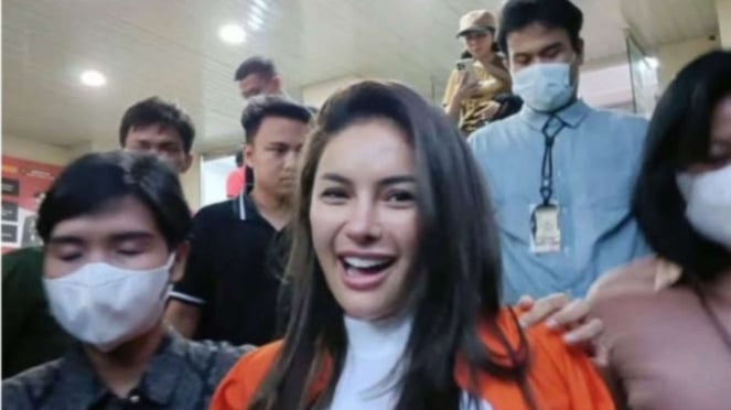 Nikita Mirzani tersenyum pakai baju tahanan