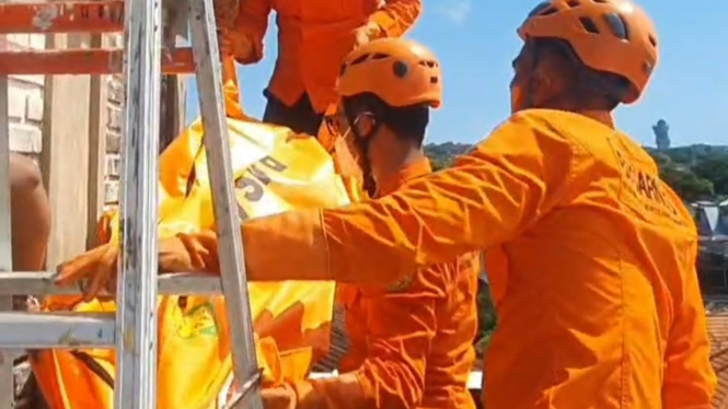 Tim SAR Gabungan mengevakuasi jasad WNA yang ditenukan dalam bak penampungan air di Jimbaran