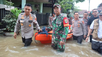 Polri Terus Kerahkan Personel Percepat Pemulihan Banjir Jadetabek