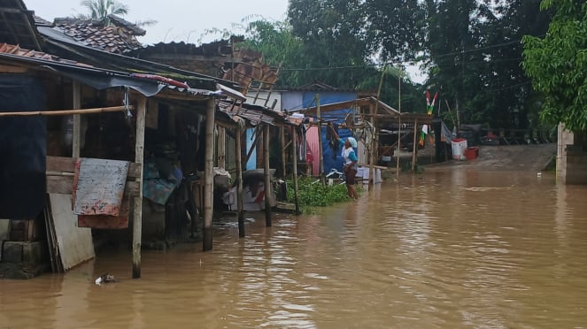 BANJIR DI DESA CIRARAB, LEGOK, TANGERANG, AKIBAT LUAPAN SUNGAI CIMANCEURI IMBAS BANJIR BOGOR, JAWA Barat