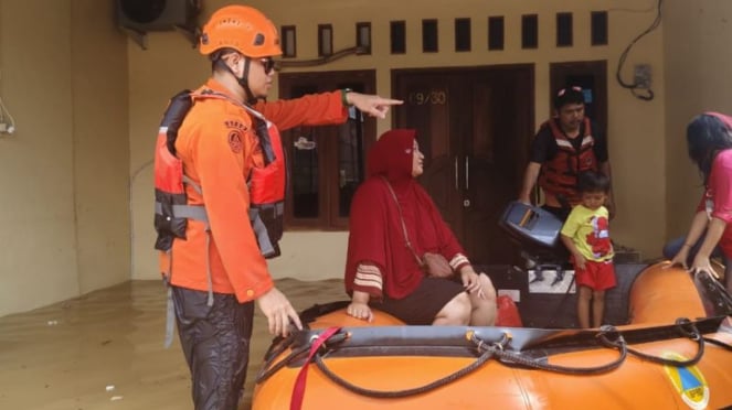 Petugas Gabungan saat Bantu Korban Banjir di Kabupaten Bekasi.