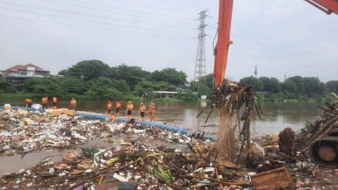 2.000 Ton Sampah Diangkut Akibat Banjir Jakarta