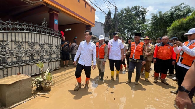 Wakil Presiden Gibran Tinjau Korban Banjir di Bekasi