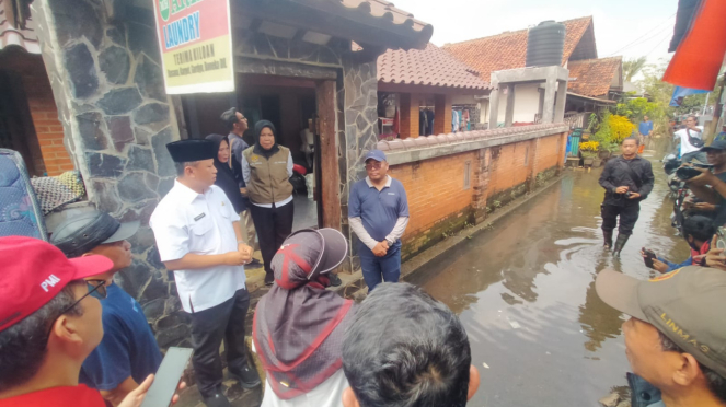 Wali Kota Depok Supian Suri Tinjau Lokasi Banjir