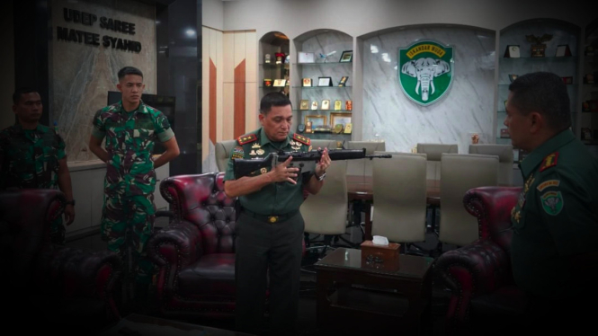 Rehab Rumah Warga, Prajurit Raider Macan Leuser TNI Tiba-tiba Dikasih 4 Pucuk Senjata yang Terkubur 21 Tahun di Kebun