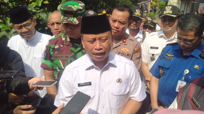 El alcalde de Dipok Supian Suri revisó la posición de inundación