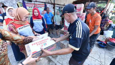 Relawan Perwira Pertamina Peduli membantu melalui posko banjir BPBD Kota Bekasi