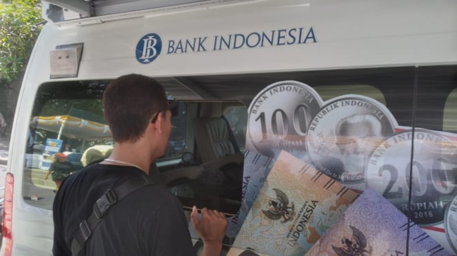 El intercambio de personas de las personas con situaciones normales en el banco de Indonesia 