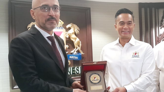 Ketua Umum Kadin Indonesia, Anindya Bakrie Bersama Duta Besar Tajikistan Tanya Indonesia, Ardasher Qodiri, Di Menara Kadin Indonesia, Jakarta, Kamis, 6 Maret 2025