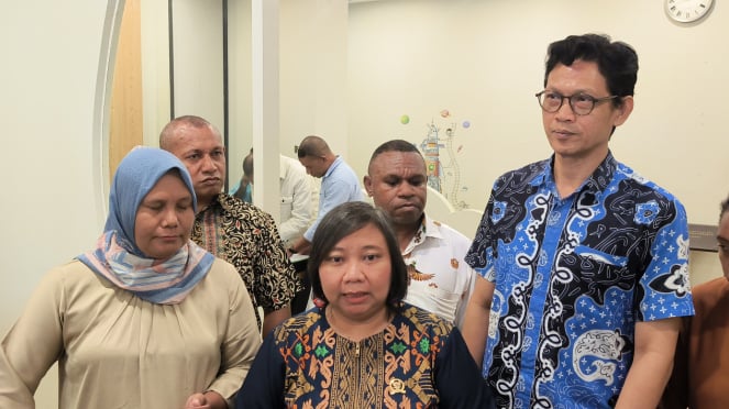 Komisi Komnas Ham, Anis Hidua (Tengah) Dan Perwakilan Dari Perhimpunan Pendamping Desa Seluruh Indonesia, Hendriyatna (Kanan) Di Kantor Komnas Ham, Jakarta Pusat, Kamis, 6 Februari 2025