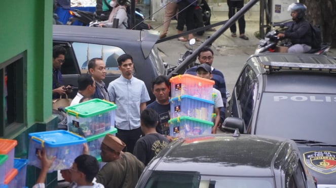 POLDA METRO JAYA SALURKAN BANTUAN UNTUK KORBIR BANJIR DI CONDET