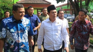 Ketua DPD RI Sultan B. Najamudin Serahkan Bantuan untuk Korban Banjir di Bekasi