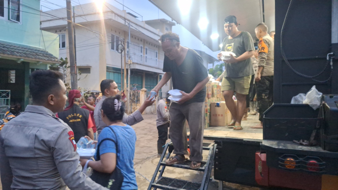 Polri dirikan dapur lapangan untuk korban banjir di Pondok Gede Permai Bekasi