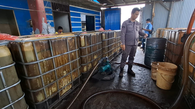 El equipo conjunto durante la posición Grabek del paquete de subsidio solar en Medan City.