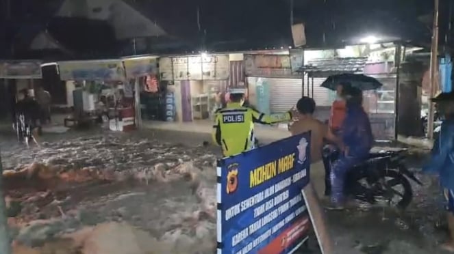 Satlantas Polres Sukabumi menutup ruas Jalan Simpenan-Kiaradua akibat banjir