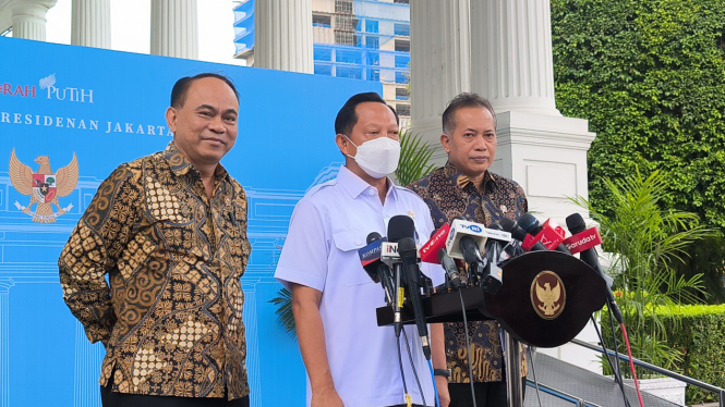 Menteri Dalam Negeri (Mendagri), Tito Karnavian (tengah) di Kompleks Istana Kepresidenan, Jakarta Pusat, Jumat, 7 Maret 2025