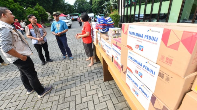 Pertamina Peduli Salurkan Bantuan ke Warga Terdampak Banjir di Jakarta Selatan