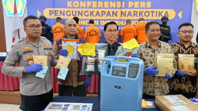 KPU Tipe C Bea Cukai Soekarno-Hatta, Gatot Sugeng Wibowo di Kantor Bea Cukai Soekarno-Hatta (tengah, berkacamata) saat menunjukkan barang bukti ungkap kasus