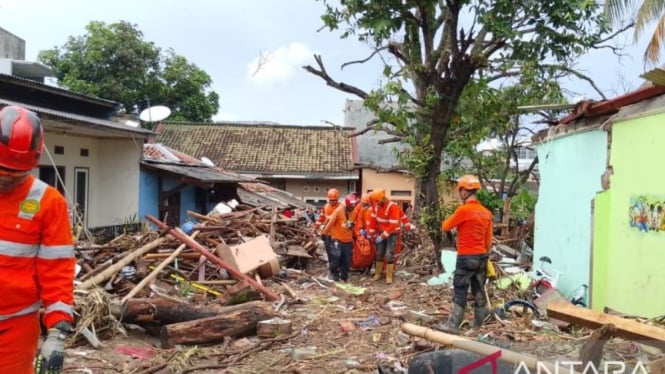 Ibu-Anak Ditemukan Tewas Tertimpa Puing Rumah yang Tersapu Banjir Sukabumi