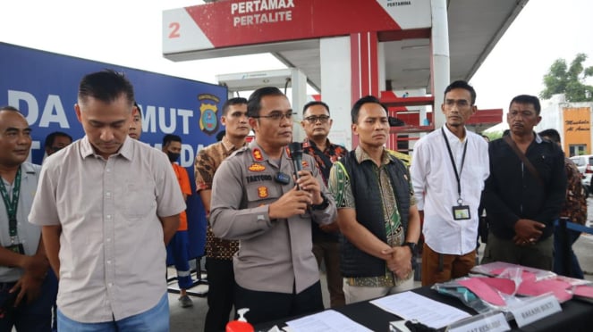 Plt Wakapolrestabes Medan, AKBP. Taryono Raharja, saat memberikan keterangan pers terkait kasus pengoplosan Pertalite.(istimewa/VIVA)