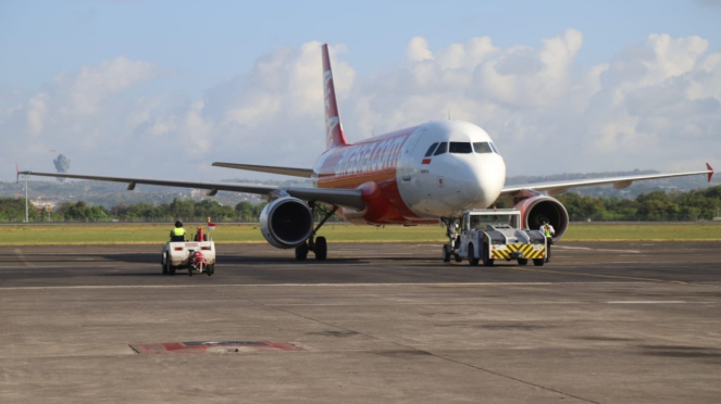 El avión está estacionado en el aeropuerto de Engurah Rai Bali 