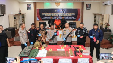 Sejumlah senjata api yang diamankan polisi 