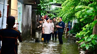 El presidente indonesio, Prabo Subanto Babelan, verificó a los residentes afectados por inundaciones en la regencia de Beckus (Fuente de la foto: Rusman - Oficina de Press de Secretaría Presidencial)