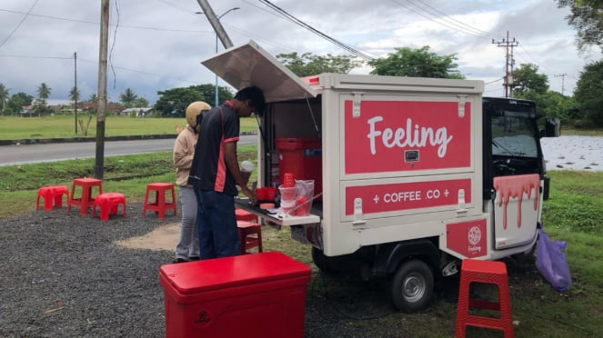 MSME's met het onderwerp koffiebar met behulp van Bajaj die aanwezig is in de stad Banjarbaru