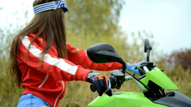 Imagen de las mujeres en la motocicleta